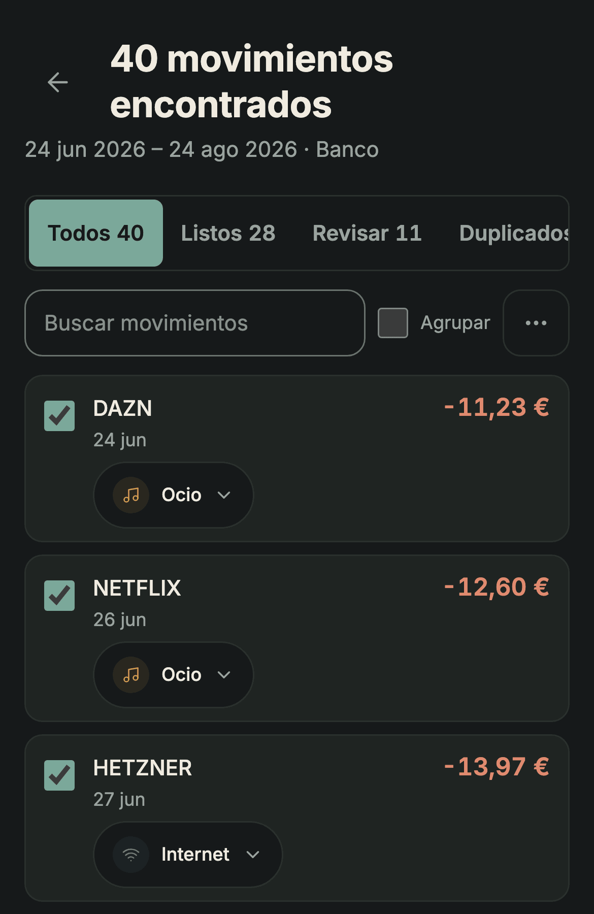 Revisión de una importación en Sumant: 40 movimientos encontrados entre junio y agosto, con 28 listos, 11 por revisar y 1 duplicado, y las primeras filas con su comercio, su importe y su categoría