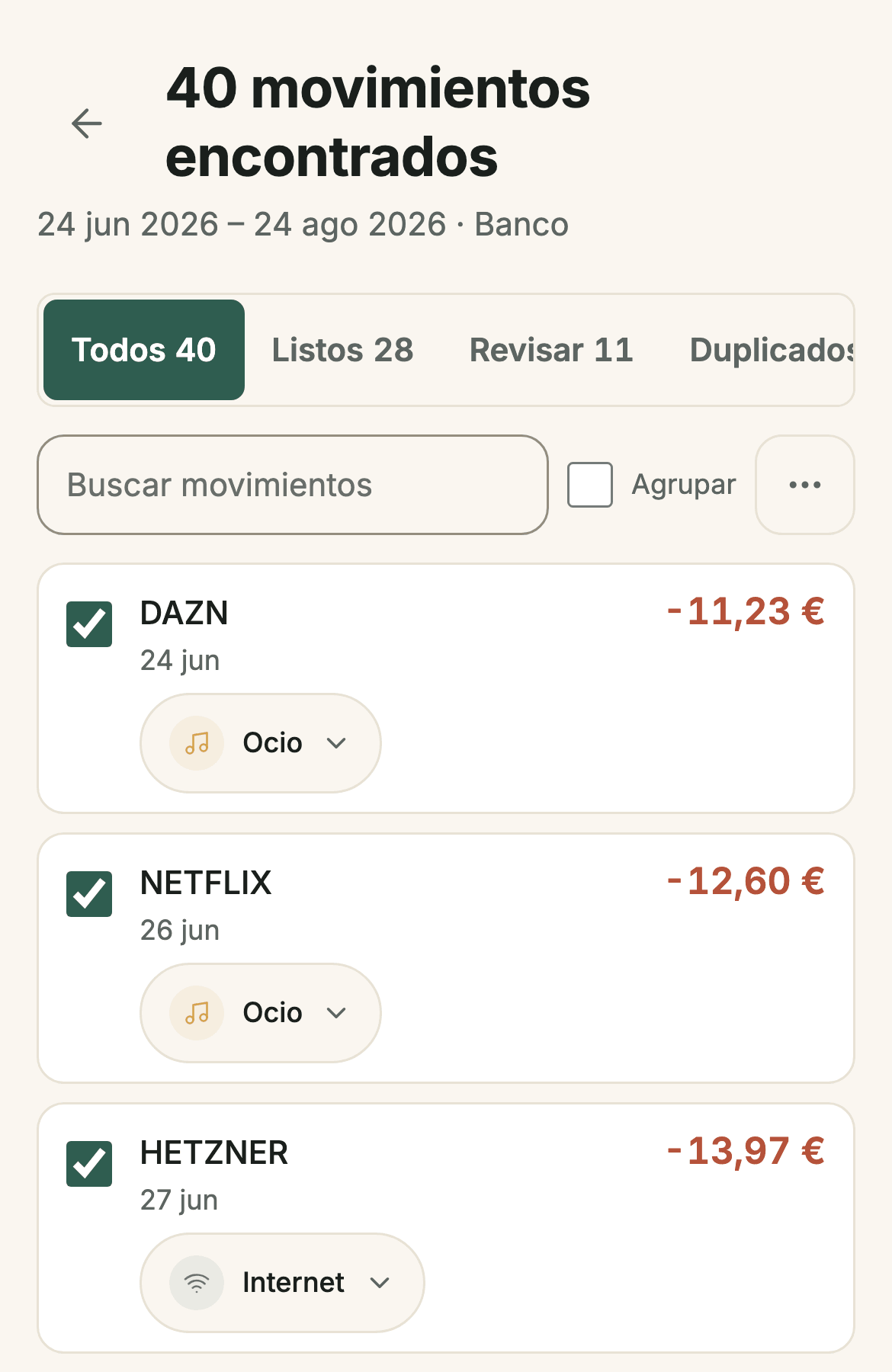 Revisión de una importación en Sumant: 40 movimientos encontrados entre junio y agosto, con 28 listos, 11 por revisar y 1 duplicado, y las primeras filas con su comercio, su importe y su categoría