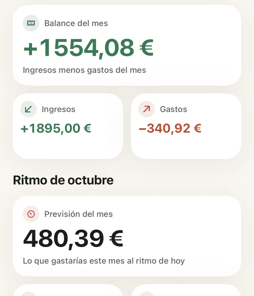 Vista previa del resumen del mes en la app de iPhone: balance de +1554,08 €, ingresos de 1895,00 €, gastos de 340,92 € y previsión de 480,39 €