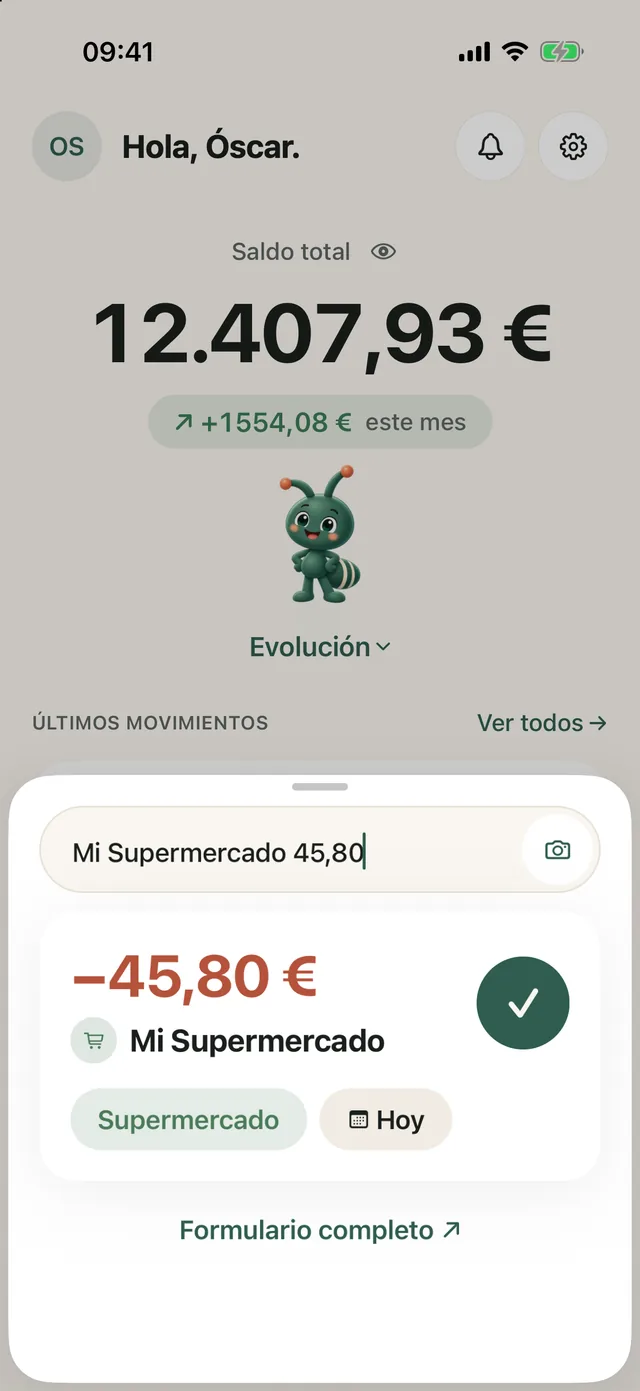 Vista previa de la app de iPhone: se escribe «Mi Supermercado 45,80» y Sumant sugiere un gasto de 45,80 € en Supermercado con fecha de hoy, listo para guardar