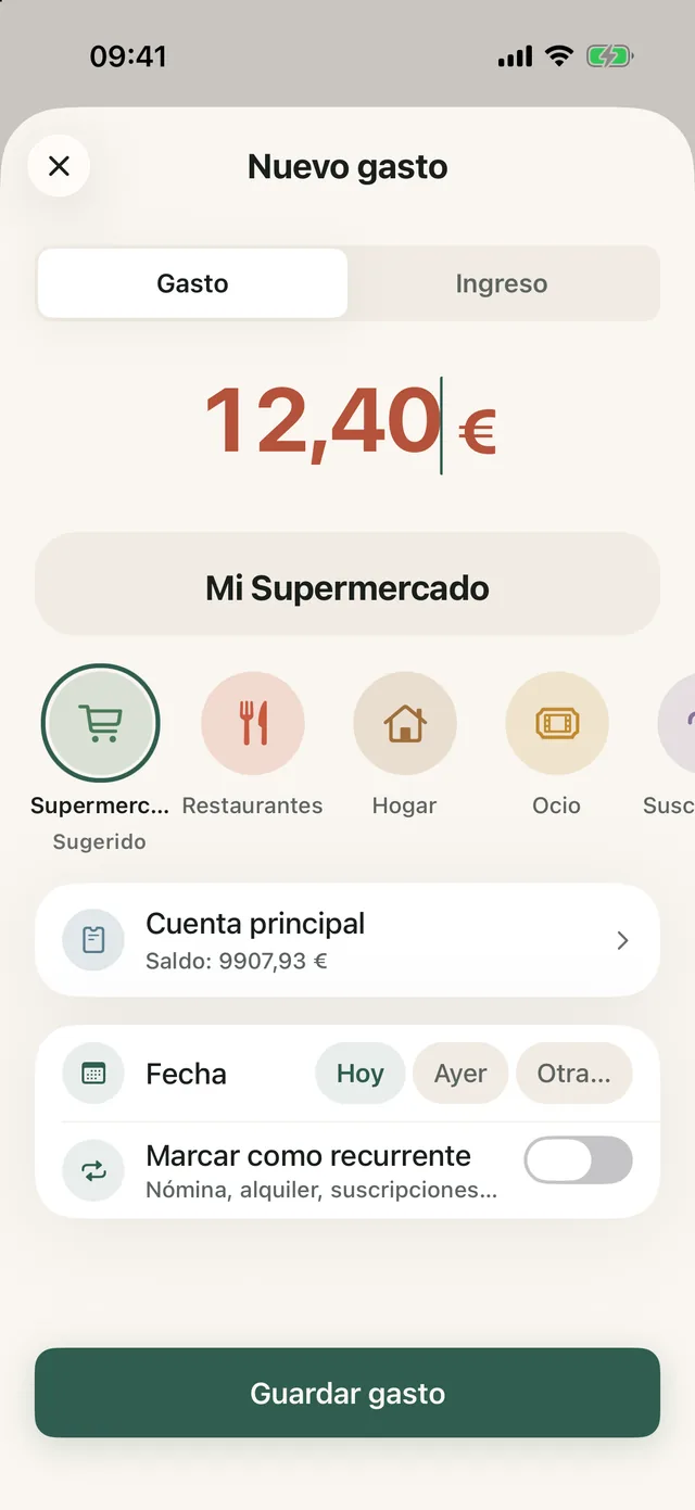 Vista previa de la app de iPhone, el gasto se abre relleno: 12,40 € en Mi Supermercado, con su categoría y la fecha de hoy, listo para guardar